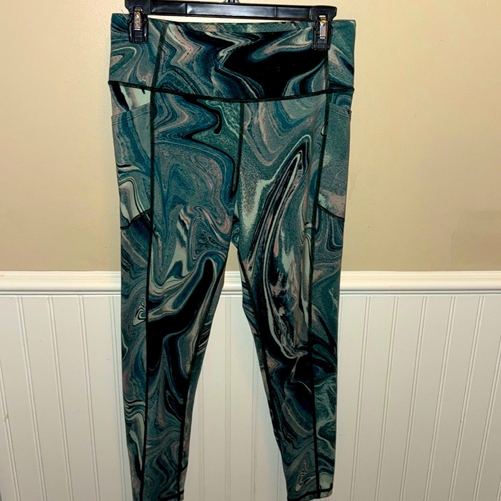 Excellent use condition Victoria’s Secret leggings, size medium.